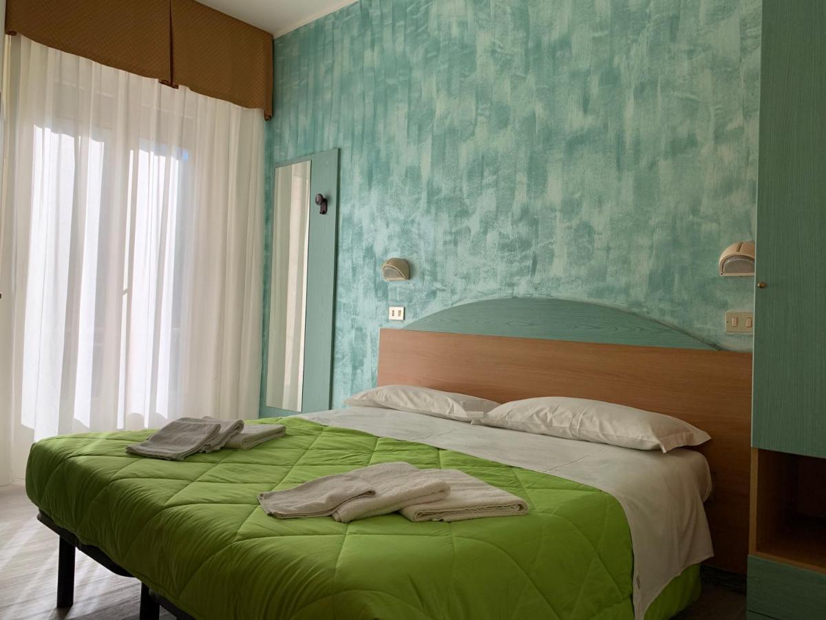 Hotel Palma Benessere リミニ エクステリア 写真